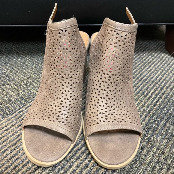 Heels - Picture 2 of 3